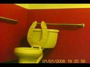 Домашние порно скрытой камерой ваной в туалете