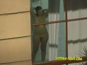 Эротическое домашнее видео дома женщина моет окно